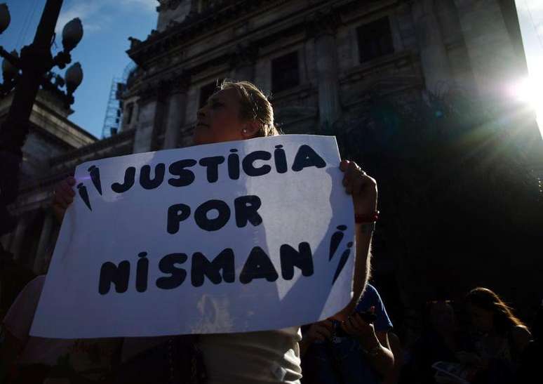 <p>Mulher segura cartaz que diz "Justiça por Nisman" durante protesto em frente ao Congresso argentino.</p>