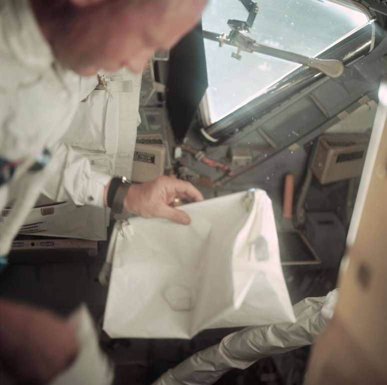 Armstrong, o comandante da missão, decidiu conservar os objetos e os colocou em uma bolsa branca