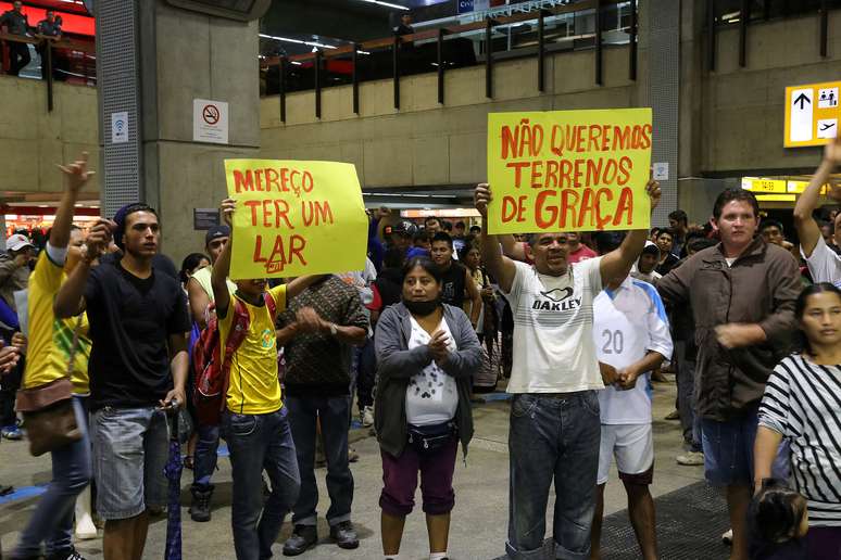 Moradores protestaram no aeroporto de Cumbica nesta terça