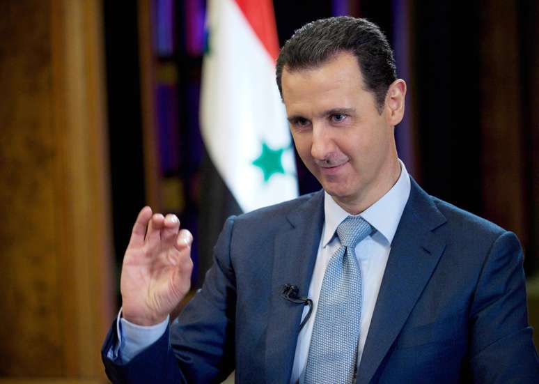 Foto divulgada pela agência de notícias estatal mostra o presidente sírio, Bashar al Assad, durante entrevista à BBC em Damasco