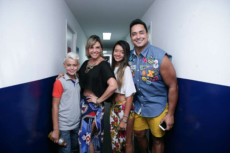 Fam&iacute;lia reunida para ensaio do Harmonia do Samba 