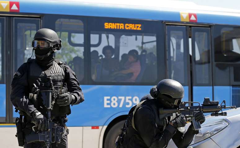 O Batalhão de Operações Especiais (Bope) do Rio de Janeiro realizou nesta quarta-feira uma simulação de sequestro a um ônibus  o BRT na estação Golfe Olímpico, na Barra da Tijuca, Zona Oeste do Rio. A operação valeu como treinamento para os Jogos Olímpicos e contou também com as presenças do Batalhão de Ações com Cães (BAC), Grupamento Aeromóvel (GAM) e policiais do 31º BPM (Barra da Tijuca)  