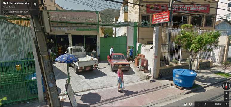 Imagem registrada pelo Google Street View mostra que o comerciante já usava a calçada em novembro de 2014