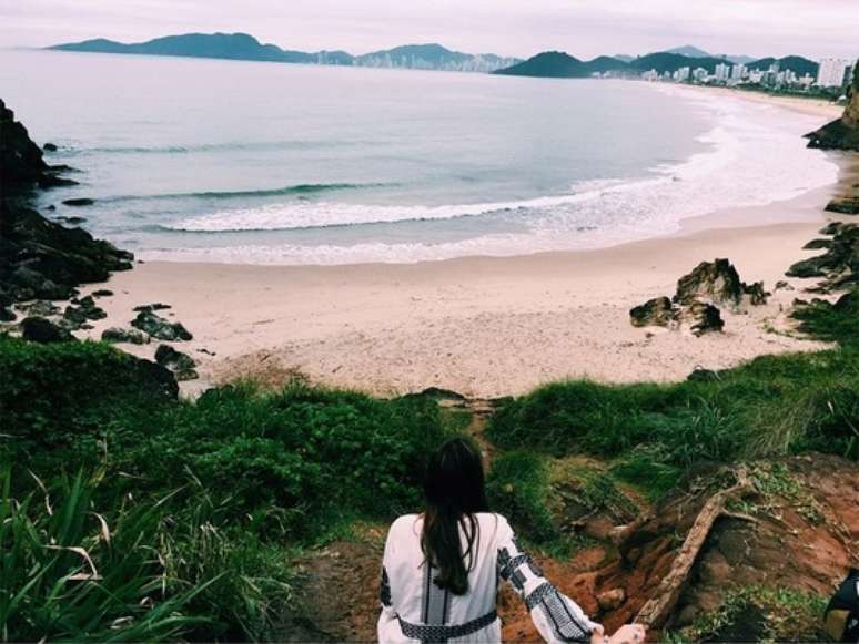 Na verdade, n&atilde;o &eacute; um selfie, afinal nem com o famosos pau de selfie daria para fazer fotos assim, mas fica a dica. Pegue no arquivo de seu celular ou computador aquela imagem de uma viagem para a praia que seu amigo tirou para voc&ecirc; e posta l&aacute;.
