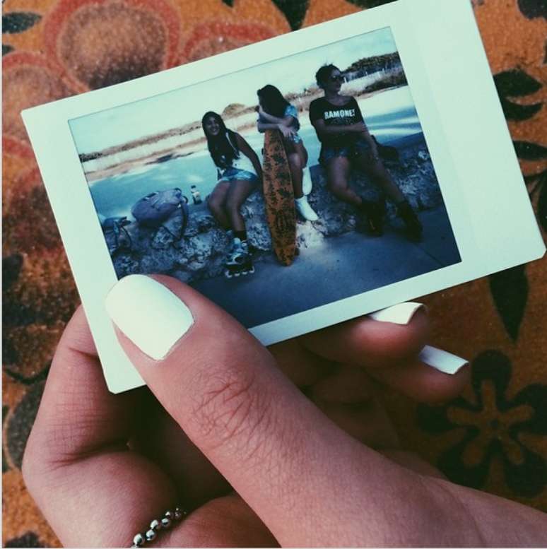 Bruna Marquezine, por exemplo, segurou uma foto dela com algumas amigas com esmalte branco, que deve ser tamb&eacute;m da cole&ccedil;&atilde;o dela e, de quebra, ainda mostrou que curte os Ramones. 