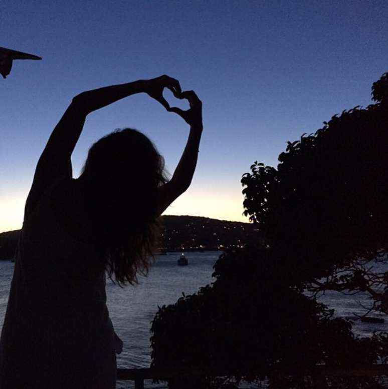 A gente acha meio rid&iacute;cula e ultrapassada essa pose, mas todo mundo faz, n&eacute;? Ent&atilde;o, aproveita seu dia de bad hair, bad face, bad all  e  manda uma mensagem de paz para o mundo, que est&aacute; precisando.