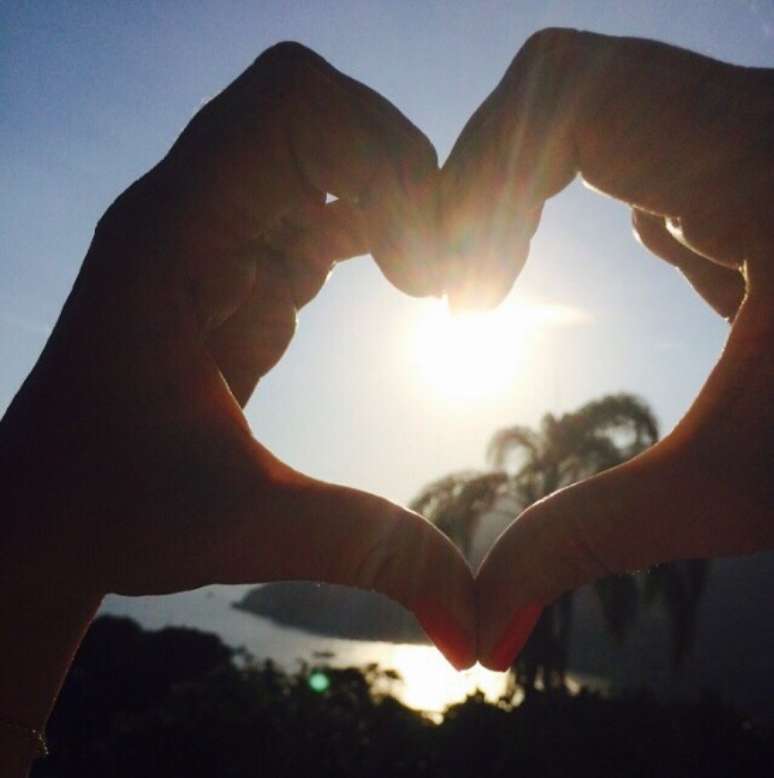 De longe ou de perto, Giovanna Antonelli &eacute; craque em fazer cora&ccedil;&atilde;ozinho, mas tem de ter um bom fot&oacute;grafo do lado para aproveitar a luz, o por do sol, a contraluz. Caso contr&aacute;rio, deseje a paz ao mundo apenas nas suas rezas, combinado?