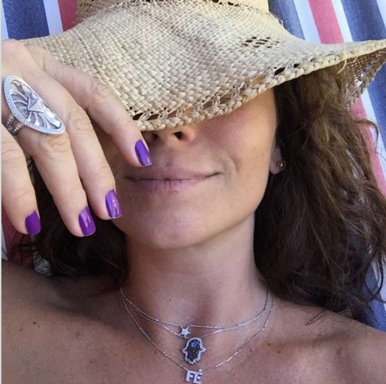 Olheira, cabelo bagun&ccedil;ado ou aquela espinha de bruxa no meio do nariz? A solu&ccedil;&atilde;o &eacute; cortar  a cara no meio. Vale um chap&eacute;u enorme ou mostrar apenas um biquinho.