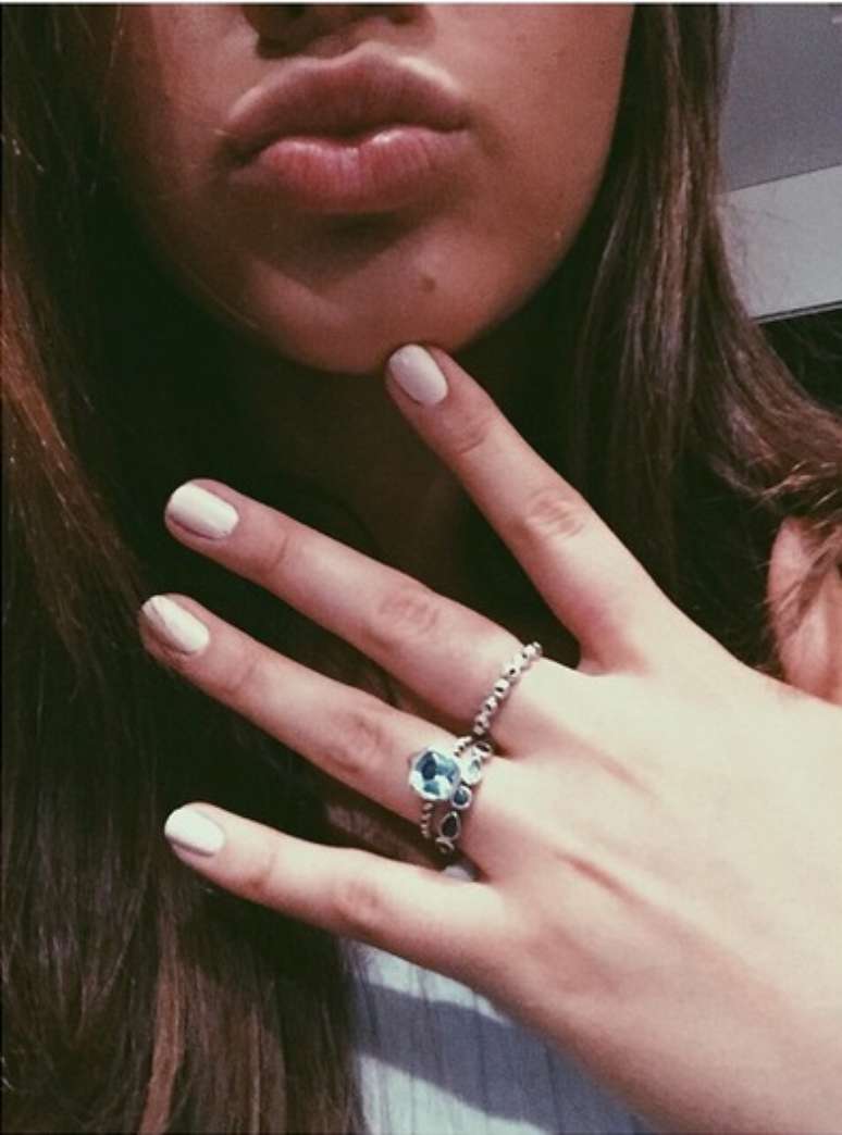 Ah, claro e o famoso biquinho do selfie, outra pose que j&aacute; est&aacute; mais do que batida. Mas do jeito que Bruna Marquezine postou, vale para n&atilde;o mostrar aquilo que irrita tanto e que Photoshop nenhum d&aacute; jeito. Ah, ela est&aacute; apontado a pintinha dela no queixo, viu?