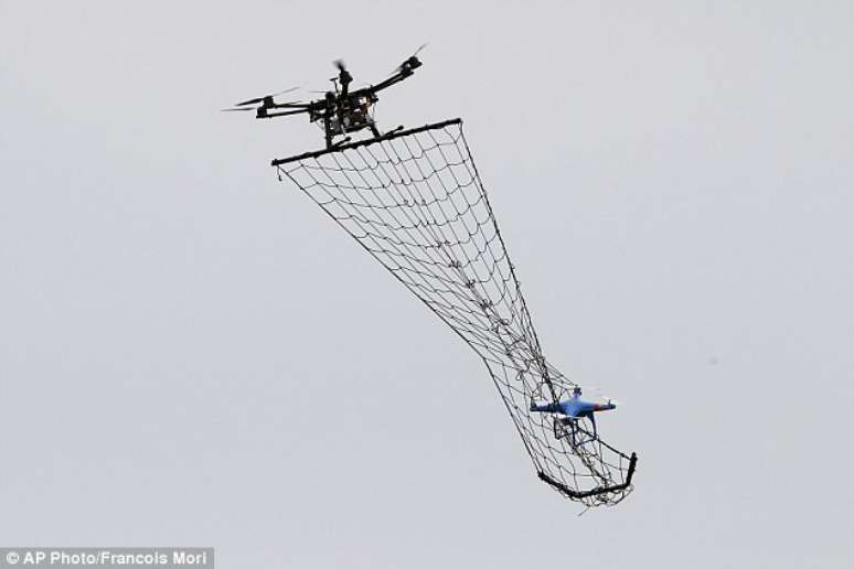 Imagens de uma nova tecnologia mostra um drone com uma rede que pesca os intrusos