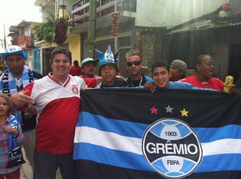 Torcedores de Inter e Grêmio confraternizam antes de duelo em 2012; tentativa de torcida mista em clássico 