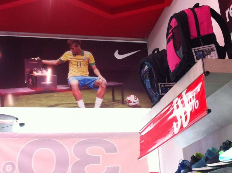 Não tem foto do Henao com a camisa do Santos, mas pelo menos o Brasil está representado com Neymar