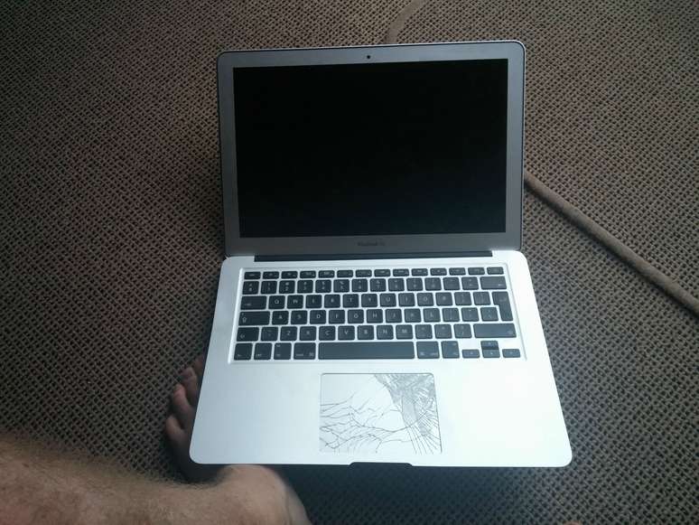O piloto publicou as fotos do notebook na rede social Reddit, após o aparelho da Apple ter sido encontrado por um fazendeiro chamado Malopo