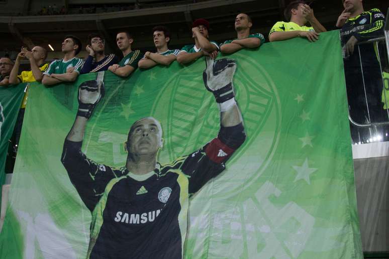 Torcida do Palmeiras exalta Marcos em bandeira