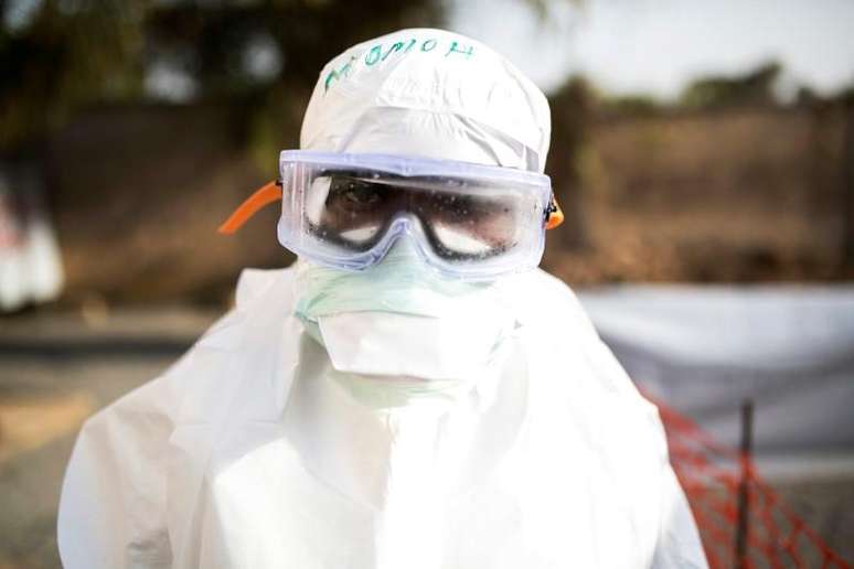 <p>Agente de saúde usa proteção contra ebola em Serra Leoa</p>