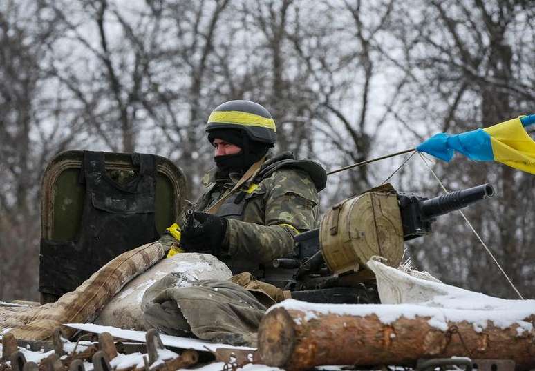 Membro das Forças Armadas ucranianas num transporte blindado perto de Debaltseve. 10/02/2015