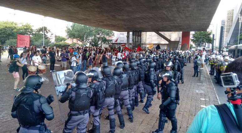 <p>Polícia inicialmente impediu que manifestantes bloqueassem a avenida Paulista</p>
