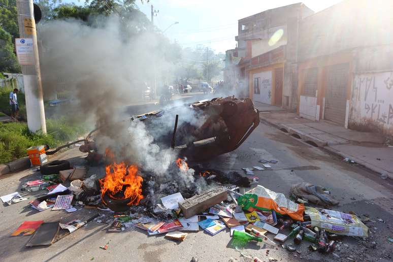 <p>Moradores colocaram fogo em um carro e pedaços de madeira em protesto contra a reiteração de posse</p>