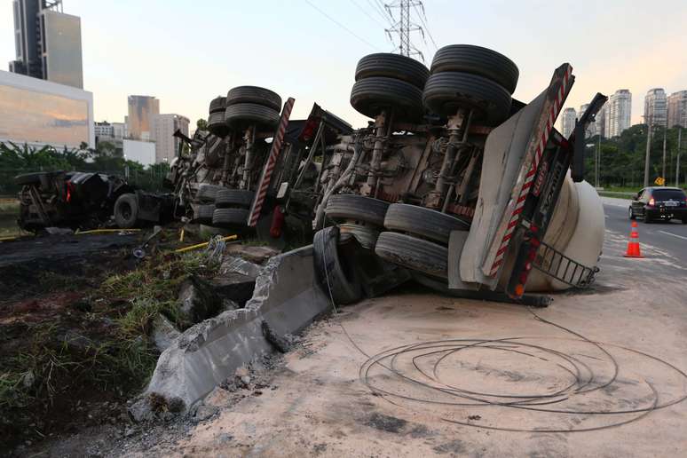 O outro ve&iacute;culo, carregado com cimento, tombou na pista expressa