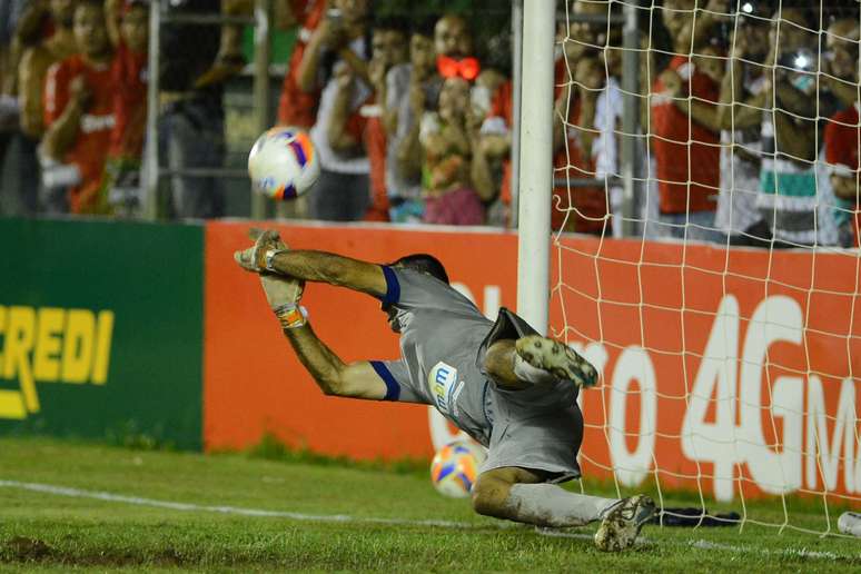 Goleiro Bruno foi buscar cobrança de Anderson