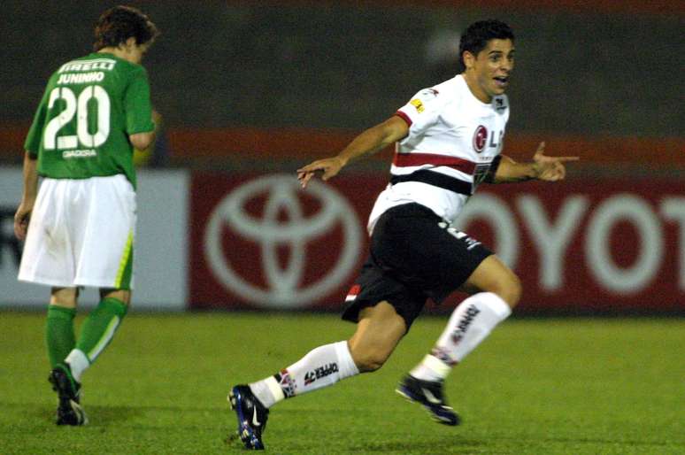 Cicinho comemora gol do S&atilde;o Paulo contra o Palmeiras em 2005; elimina&ccedil;&atilde;o do rival por dois anos seguidos
