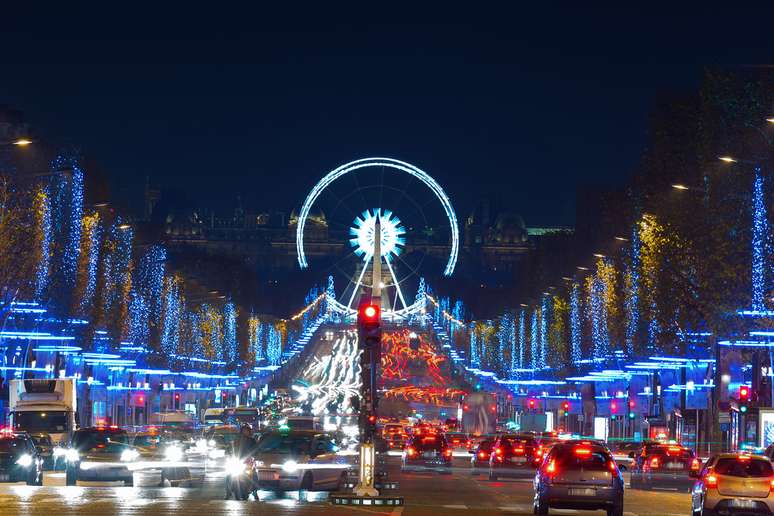Champs-Élysées, uma das avenidas mais famosas do mundo, recebe iluminação e decoração especiais para as festas de fim de ano