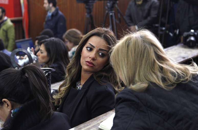  Marwa Omara, noiva do jornalista Al Jazeera Mohamed Fahmy, fala com outros jornalistas em uma corte no Cairo, em 12 de fevereiro de 2015. 