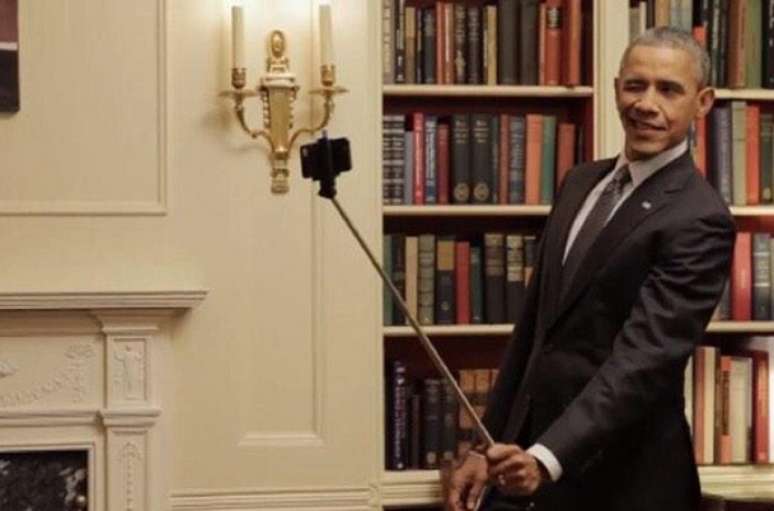 <p>Vídeo de Obama usando um pau de selfie para tirar foto viralizou na internet</p>