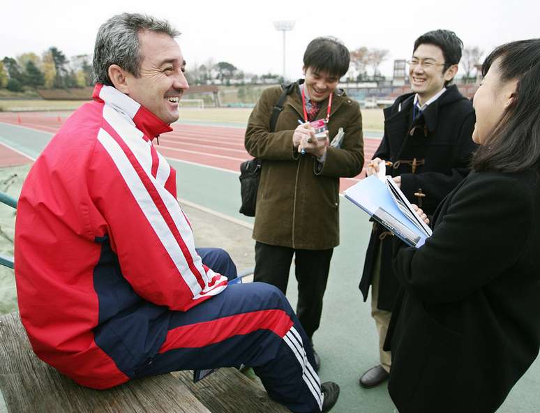 Luis Fernando conversa com jornalistas japoneses durante o Mundial Interclubes 2004, dias antes de ser baleado
