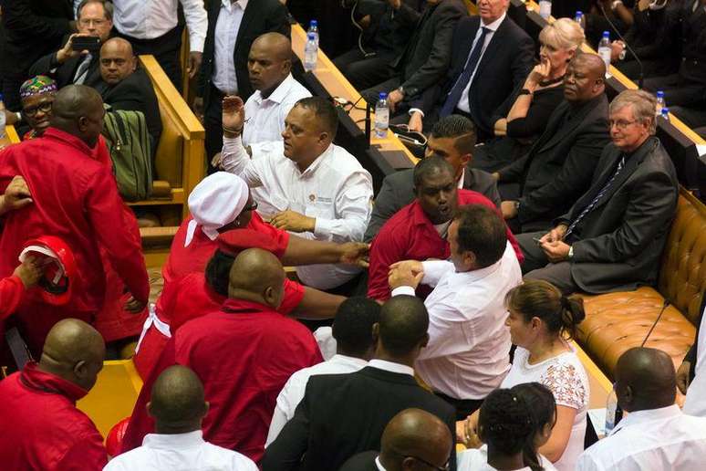 Membros do partido Lutadores pela Liberdade Econômica (LLE), em vermelho, entram em confronto com seguranças no Parlamento da África do Sul. 12/02/2015.