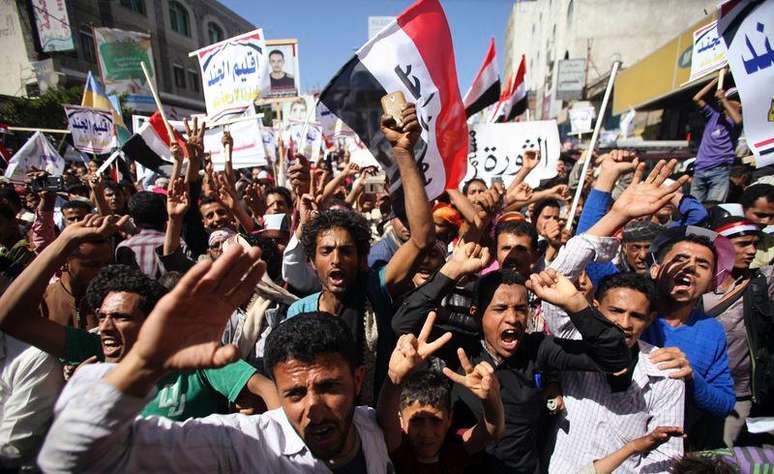 <p>Manifestantes anti-Houthi durante protesto em Taiz, no Iêmen</p>