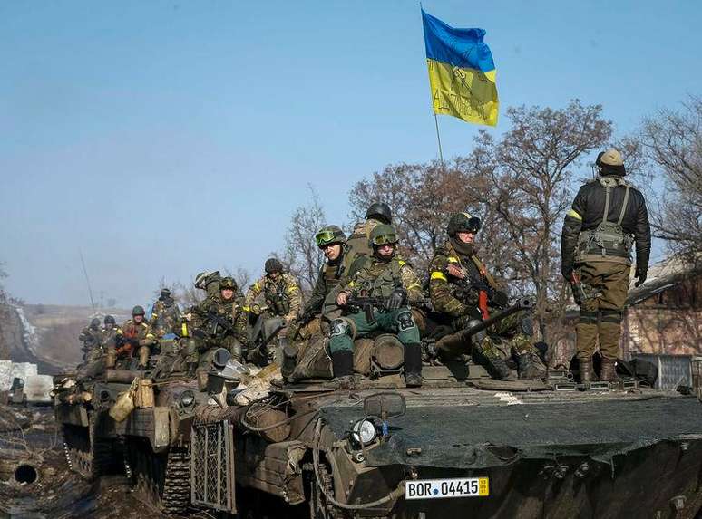 <p>Membros das Forças Armadas da Ucrânia perto de Debaltseve</p>