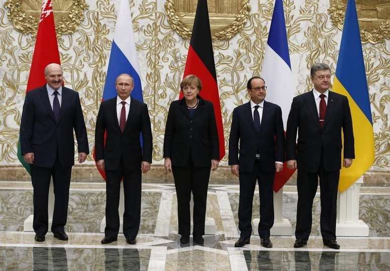 <p>Presidentes de Belarus, Alexander Lukashenko (E), Vladimir Putin (Rússia), François Hollande (França) e Petro Poroshenko (Ucrânia); ao centro a chanceler alemã, Ângela Merkel, reunidos em Minsk para discutir a situação na Ucrânia no começo de fevereiro</p>