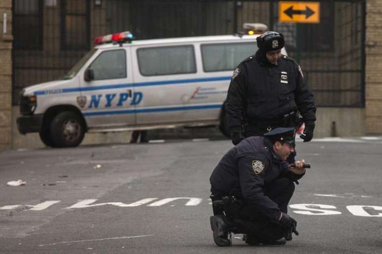 Policiais de Nova York fazem buscas em local de tiroteio no Bronx. 06/01/2015