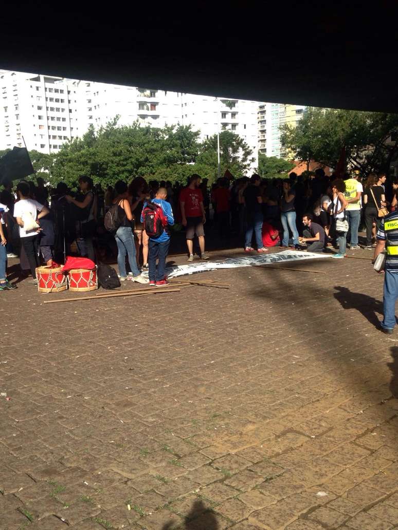 <p>Por volta das 17h, os manifestantes já se concentravam no vão livre do Masp</p>