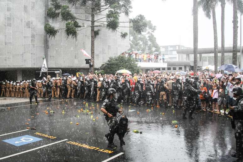 <p>Diante da intensificação da manifestação, com servidores tentando invadir o local da votação, a sessão foi interrompida</p>