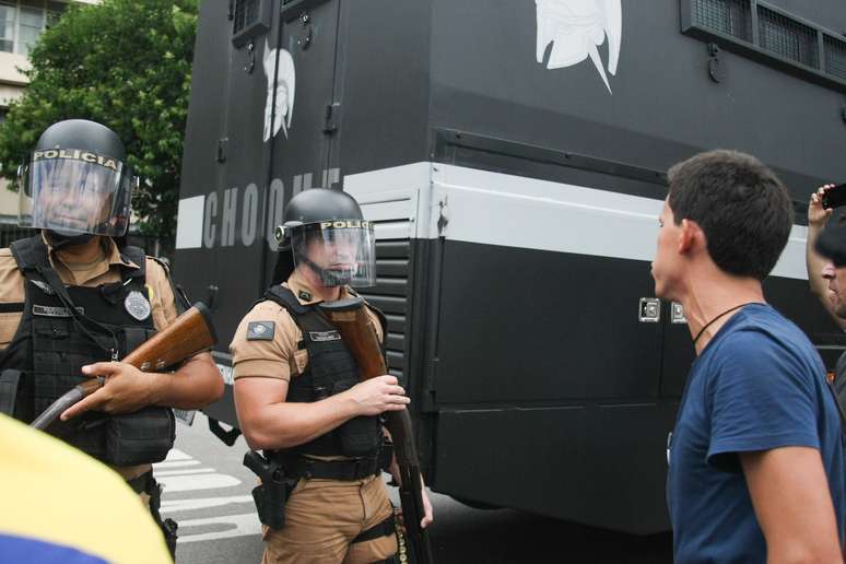 <p>Deputados entraram no prédio do Legislativo dentro de um veículo blindado da tropa de choque da Polícia Militar, o caveirão</p>