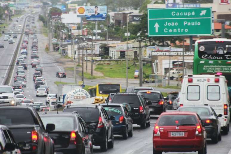 Mesmo com chuva e tempo nublado, Polícia Rodoviária Federal espera aumento de 30% na circulação 