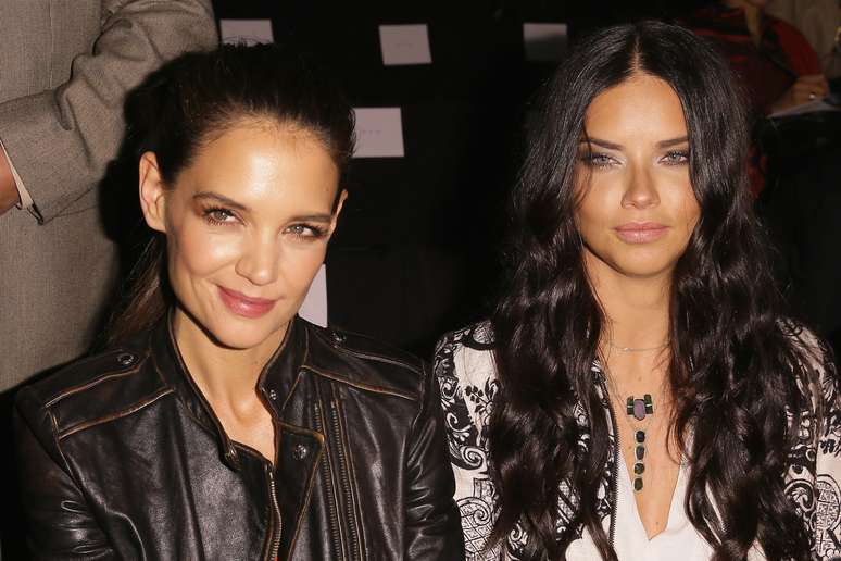 A atriz Katie Holme (esq.) e a modelo Adriana Lima, garota-propaganda da Desigual, prestigiaram o desfile da grife