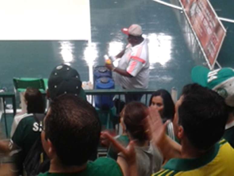 Membro da comissão técnica do Flamengo "refrescou" torcedor palmeirense