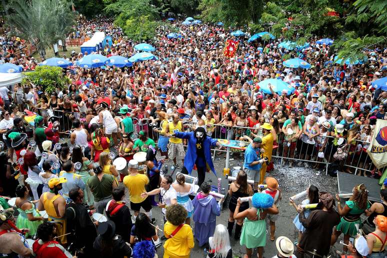 <p>Neste ano, por conta da viol&ecirc;ncia,&nbsp;o Carnaval carioca n&atilde;o contar&aacute; com o bloco do Parque Prolet&aacute;rio. (Na foto, o bloco Desliga da Justi&ccedil;a, um dos mais famosos do RJ)</p>