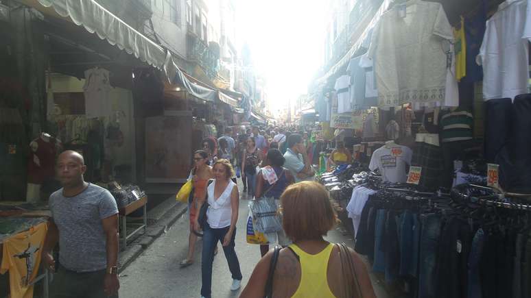 <p>Foliões enfrentam o calor para fazer as compras de Carnaval</p>