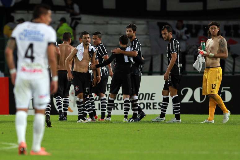 Jogadores do Corinthians saindo de campo após classificação na Colômbia