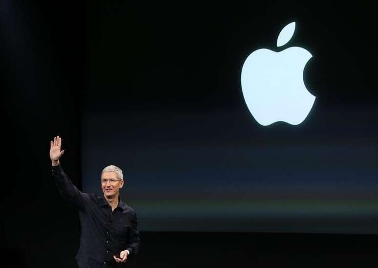 Tim Cook, CEO da Apple, fala durante apresentação na sede da empresa, em foto de arquivo. 16/10/2014.