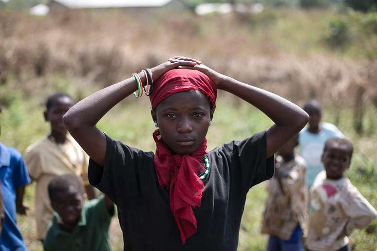 Menina aguarda a decolagem de um helicóptero em Koidu, no leste de Serra Leoa, no ano passado. 18/12/2014