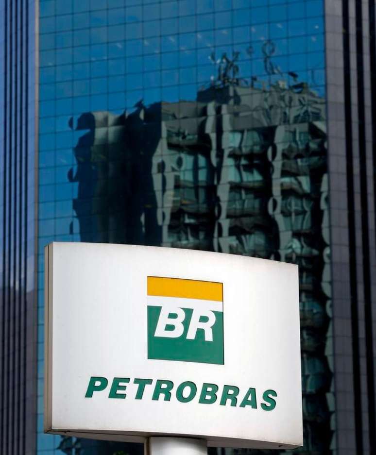 <p>As preferenciais da Petrobras fecharam em queda de 3,99% e as ordinárias caíram 4,40%, com a queda do preço do petróleo no exterior</p>