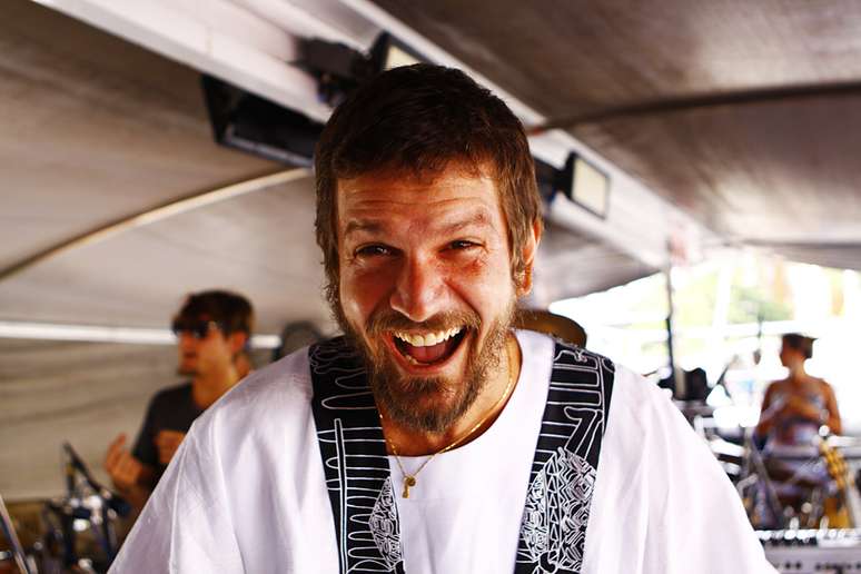 Saulo n&atilde;o se incomodou com o calor da tarde de Salvador: &ldquo;&Eacute; muito gostoso tocar nesse hor&aacute;rio. O sol bate uma onda massa&rdquo;