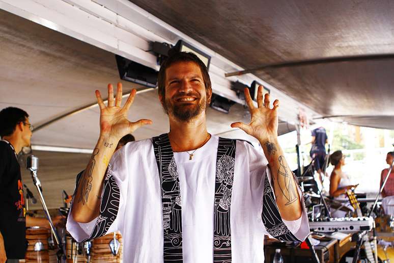 No ano da comemora&ccedil;&atilde;o dos 30 anos da ax&eacute; music, o cantor se lembrou de quando era apenas um f&atilde; de Daniela Mercury. &ldquo;Vendo ela em cima do trio, pensei: quero fazer isso&rdquo;