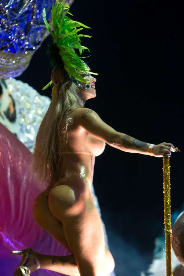 Renatinha Pinheiro foi um dos destaques do desfile da Acadêmicos do Tucuruvi no primeiro dia de desfiles do Carnaval de São Paulo. A modelo, que estava no quinto carro da agremiação paulista, chamou atenção pelo seu avantajado bumbum, que atraiu inúmeros fotógrafos na avenida.