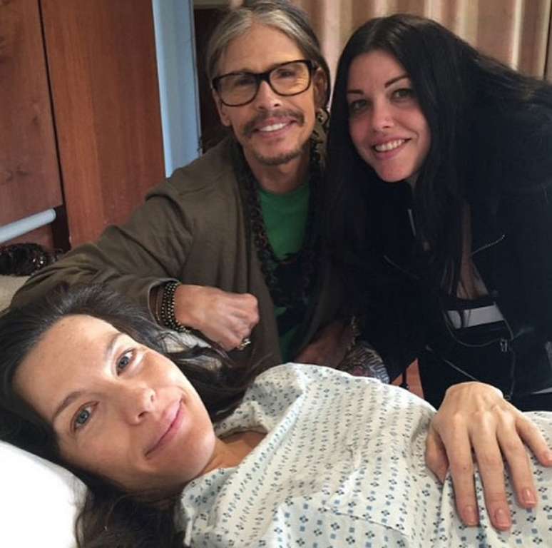 Liv Tyler no hospital com o pai, Steven Tyler, e a irmã, Mia Tyler